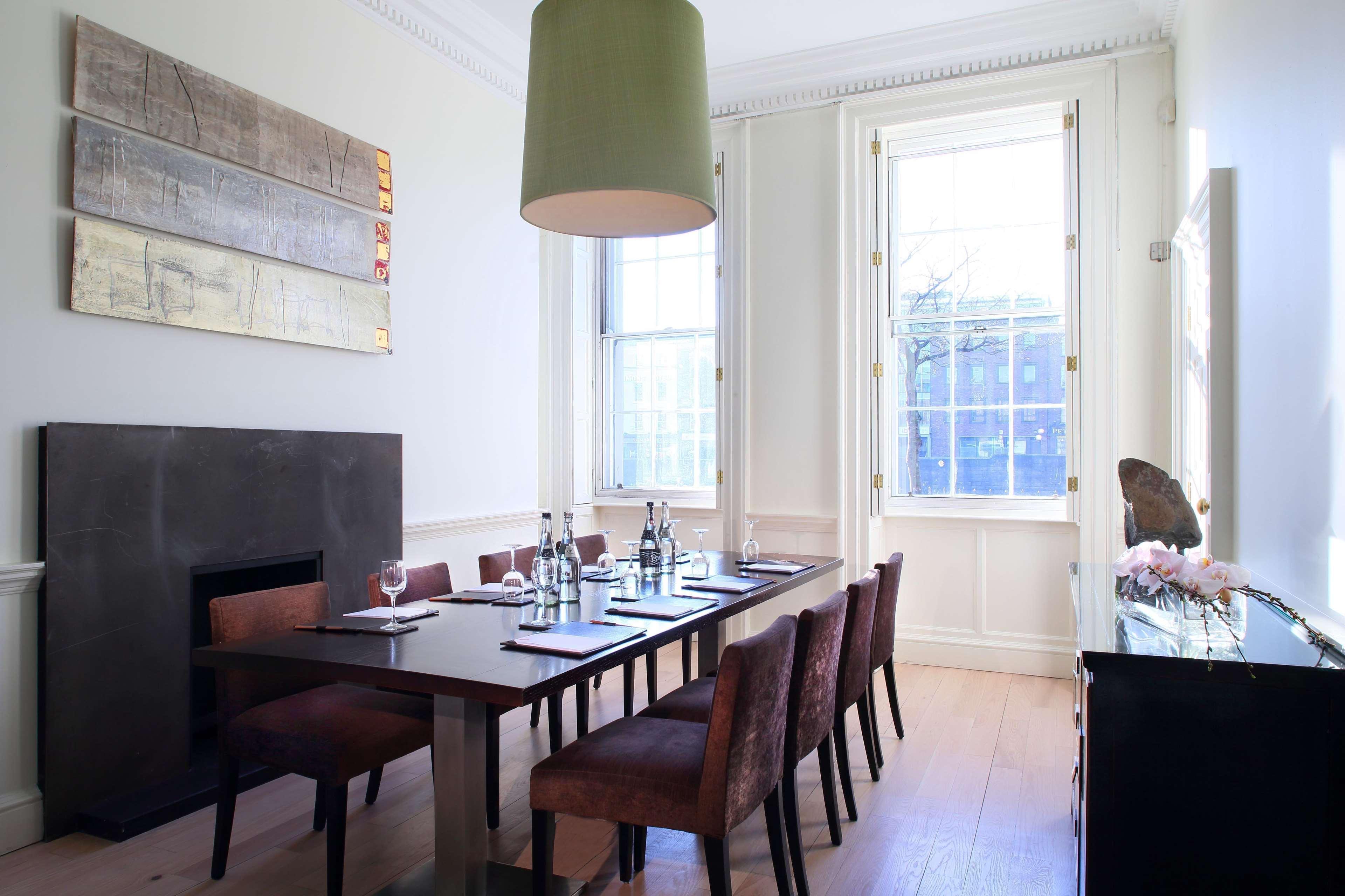 Hotel The Morrison Dublin, Curio Collection By Hilton Obchodní fotografie The dining room at the 2009 launch of the London Design Festival