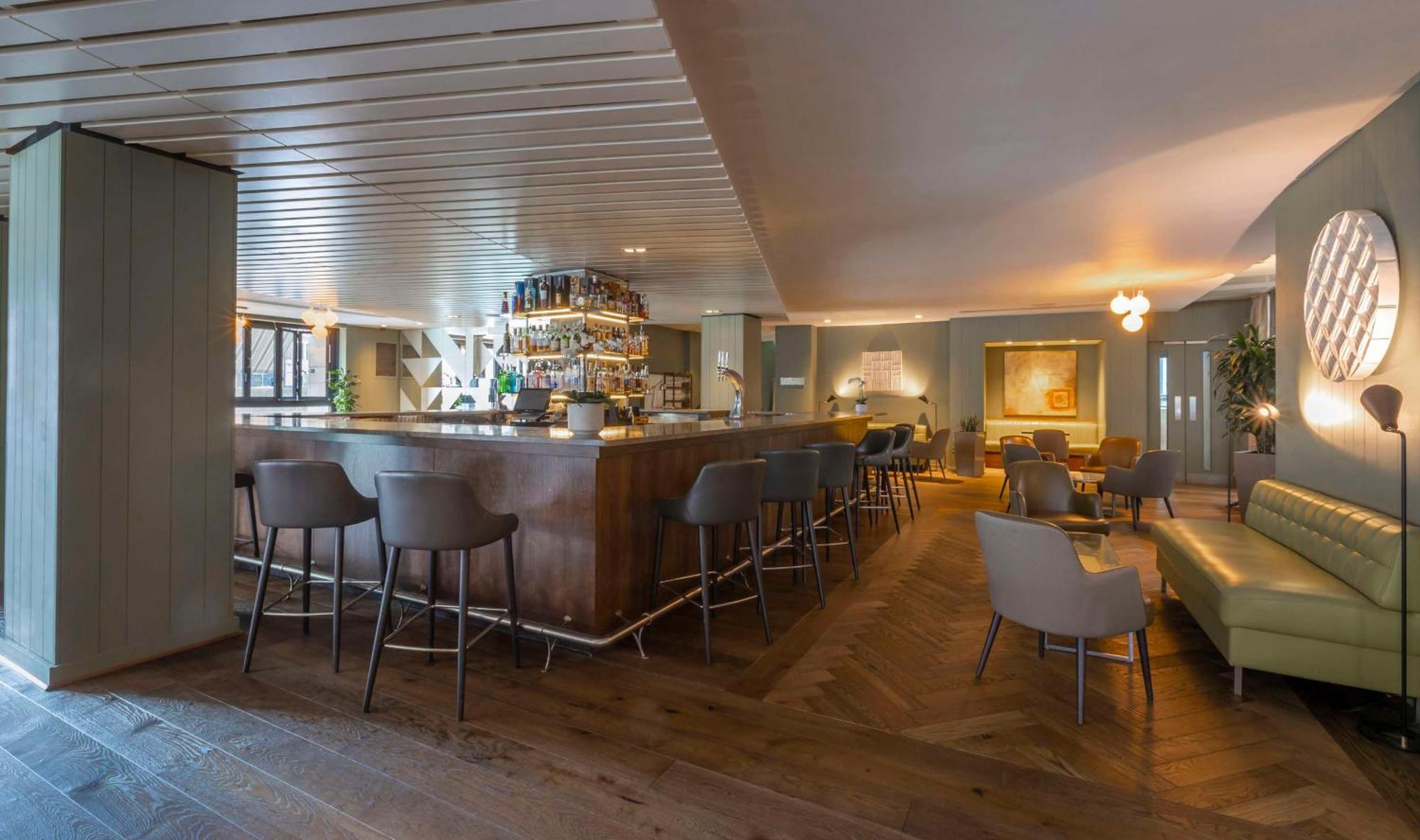 Hotel The Morrison Dublin, Curio Collection By Hilton Exteriér fotografie The bar at the 1900