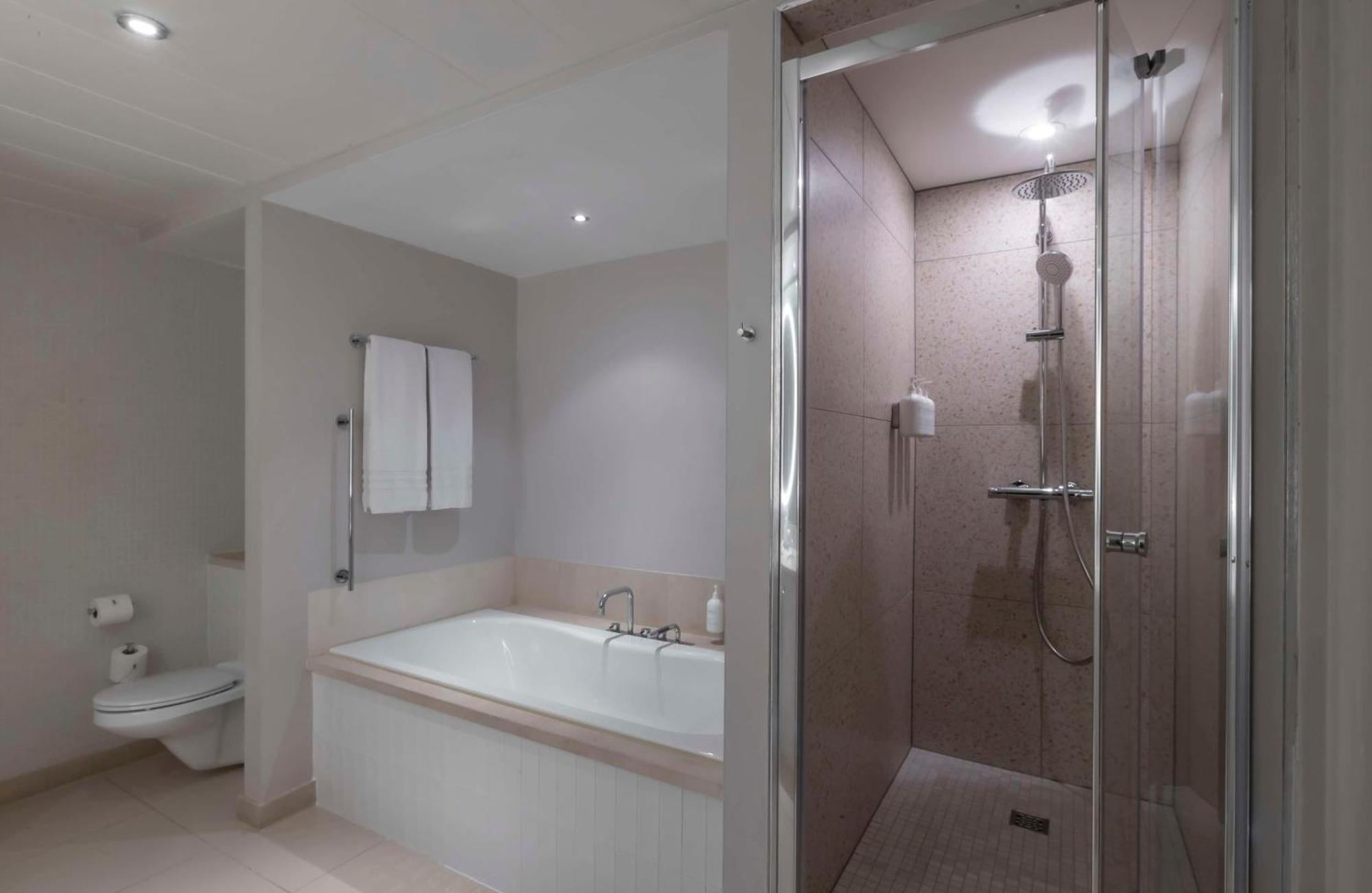 Hotel The Morrison Dublin, Curio Collection By Hilton Exteriér fotografie A shower cubicle